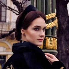 Close-up of a vintage black velvet scrunchie headband on a model in a retro setting