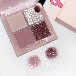 Makroaufnahme der Lidschatten-Palette mit vier Farben und rosa-violettem Glitzereffekt