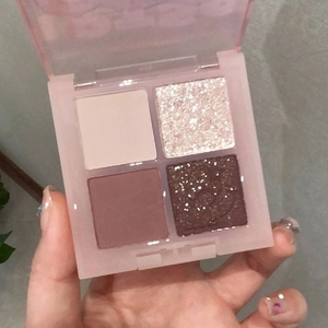 Vierfarbige Lidschattenpalette mit matten und schimmernden Rosa-Braun Tönen in Acryl