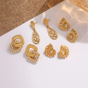 Set of 5 golden stainless steel earrings with pearls and shells in various shapes