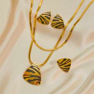Chic titanium jewelry set with triangle leopard print necklace and matching earrings