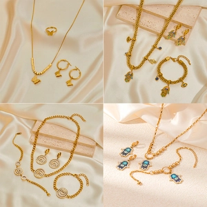 Conjunto de joyas de acero dorado con mariposa, mano de Fátima y ojo de la suerte