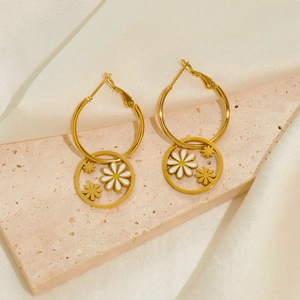Goldene Gänseblümchen-Ohrringe aus Edelstahl auf elegantem Seidenhintergrund