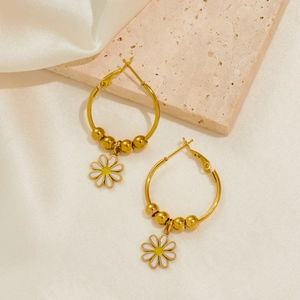 Elegante Gänseblümchen Ohrringe aus vergoldetem Titan auf Seide und hellem Naturstein