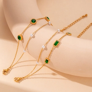 Double-layered gold bracelet with emerald green gems and white pearls for women