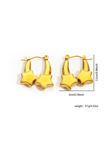 Detailansicht der goldenen Punk-Stern-Ohrringe mit 2,5 cm Höhe und Politur