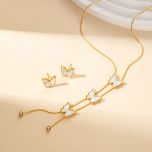 Elegante set di gioielli in titanio dorato con farfalle in madreperla e orecchini