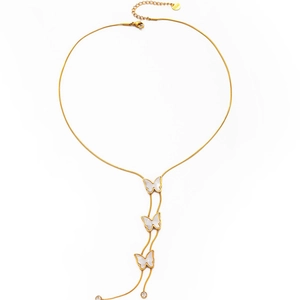 Elegante collana con farfalla dorata, inserto in conchiglia e catena in acciaio a Y