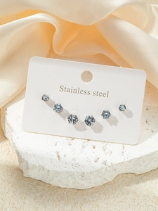 Trois paires de boucles d'oreilles en acier inoxydable avec zircons ronds sur pierre