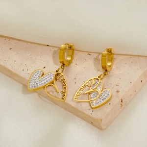 Details von goldenen Doppelherz-Ohrringen mit Kristallpavé und I-Love-You-Gravur
