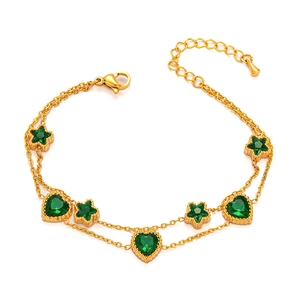 Details des goldene Doppelarmband mit grünen Herz- und Sternanhängern