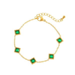 Détail du bracelet plaqué or avec pierres carrées vertes et fermoir mousqueton