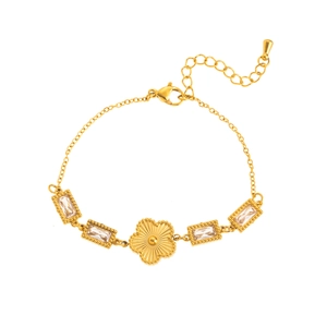 Détail du bracelet plaqué or avec breloque fleur, zircone et fermoir mousqueton