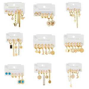 Goldenes Edelstahl-Ohrring-Set mit Schmetterling-, Herz-, Stern- und Mondanhängern