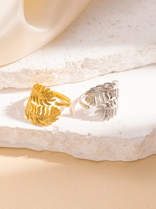 Vista dettagliata degli anelli a foglia irregolare oro e argento con design regolabile