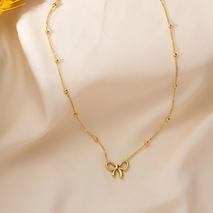 Minimalistische goldene Titan-Halskette mit hohlem Schleifenanhänger und Perlenkette