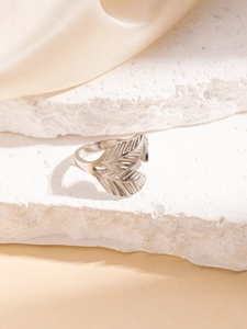 Primo piano dell'anello d'argento a forma di foglia con dettagli di venature sottili