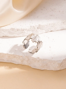 Dettaglio dell'anello a foglia argento con venature realistiche in acciaio inossidabile