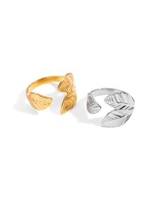 Dettaglio di anelli vintage a foglia in acciaio inossidabile con venature in oro e argento