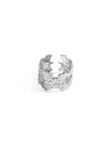 Dettaglio di un anello regolabile in acciaio inossidabile con motivi di foglie di ginkgo