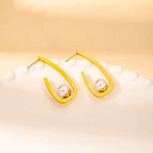 Detailed close-up of 18K gold-plated U-shaped earrings featuring elegant white pearls