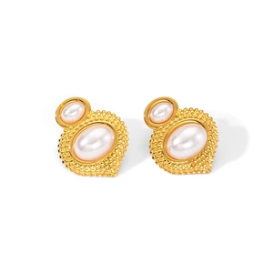 Nahaufnahme von goldenen Vintage-Ohrringen mit weißen Cabochons und feiner Perlen-Metalltechnik