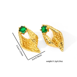 Pendientes vintage dorados con circón verde cuadrado y diseño de metal texturizado