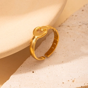 Detailaufnahme eines verstellbaren Goldrings mit Mond-Design und rechteckigen Hohlmustern