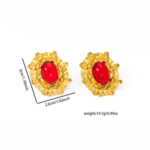 Vista de detalle de aretes retro en forma de hoja con piedra roja y dimensiones
