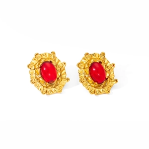 Pendientes dorados vintage con grandes piedras rojas ovales y detalles de metal plisado