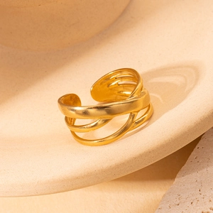 Nahaufnahme eines 18K vergoldeten Titanstahl-Rings in mehrlagigem, offenem Design