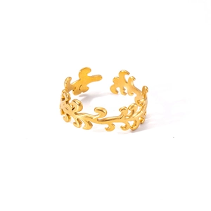 Detail eines verstellbaren Goldrings mit hohlem, böhmischem Rebenblatt-Schnitzdesign