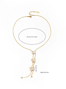 Dettaglio della collana a Y con farfalle dorate, pendenti in conchiglia bianca e zirconi