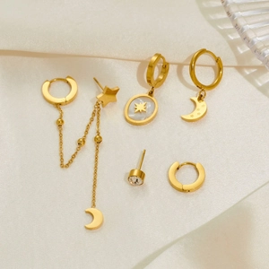Dettaglio del set di orecchini placcati oro 18K con motivi stella e luna e zircone