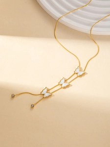 Collana a catena serpente dorata con farfalle in madreperla bianca e piccoli zirconi