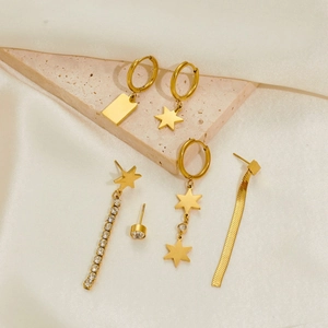 Dettaglio del set di cinque orecchini in acciaio al titanio placcati oro 18K con stelle