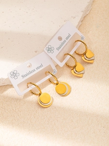 Détails de boucles d'oreilles en acier inoxydable avec pendentifs ronds et cœurs