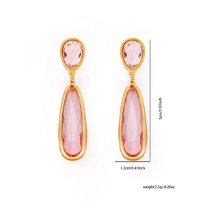 Vista detallada de pendientes de gota rosas en engaste dorado con medidas precisas