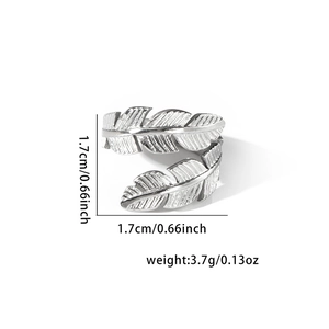 Détail d'une bague plume argentée ajustable avec dimensions 1,7cm et poids 3,7g
