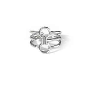 Détail macro d'une bague en acier inoxydable argenté multicouche avec boucle élégante