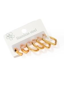 Détail d'un ensemble de 6 boucles d'oreilles dorées en acier inoxydable avec breloques
