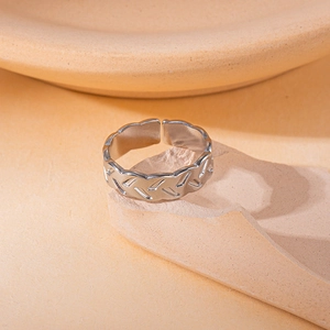 Gedetailleerde weergave van verstelbare zilveren titaanstaal ring met diagonaal patroon