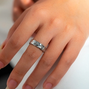 Macro-detail van de zilveren titanium stalen ring met een geweven tarwe-oor structuur