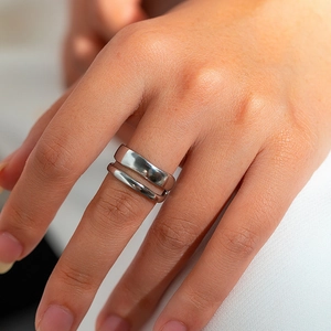 Gepolijste zilveren dubbellaagse open ring aan de vinger in moderne minimalistische stijl