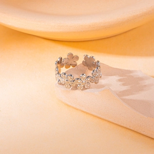 Minimalistische verstelbare zilverkleurige open ring met delicaat madeliefjespatroon