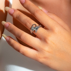 Macro-opname van zilveren ring in de vorm van een sleutel met Love You Forever tekst