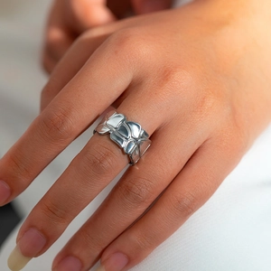 Detailopname van de zilveren titaniumstalen ring met een getextureerd kiezeloppervlak