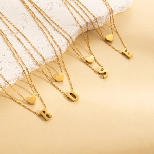 Dettaglio di collana a doppio strato placcata oro 18 carati con pendenti a cuore
