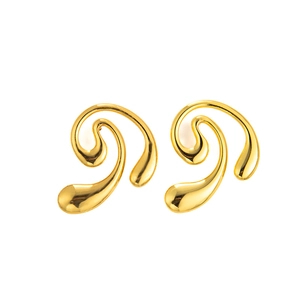 Polierte goldene Titanstahl Ohrstecker mit modernem Design und flüssigen Kurven