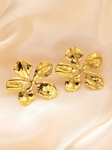 Boucles d'oreilles fleurs en acier titane doré avec texture martelée et cinq pétales